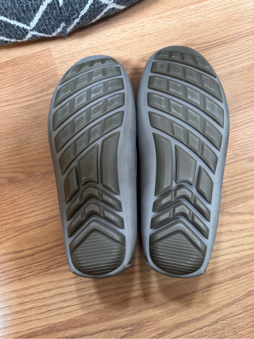 Lucky Brand Men's Dark Gray Leather Slip-On Loafers - Picture 3 of 3